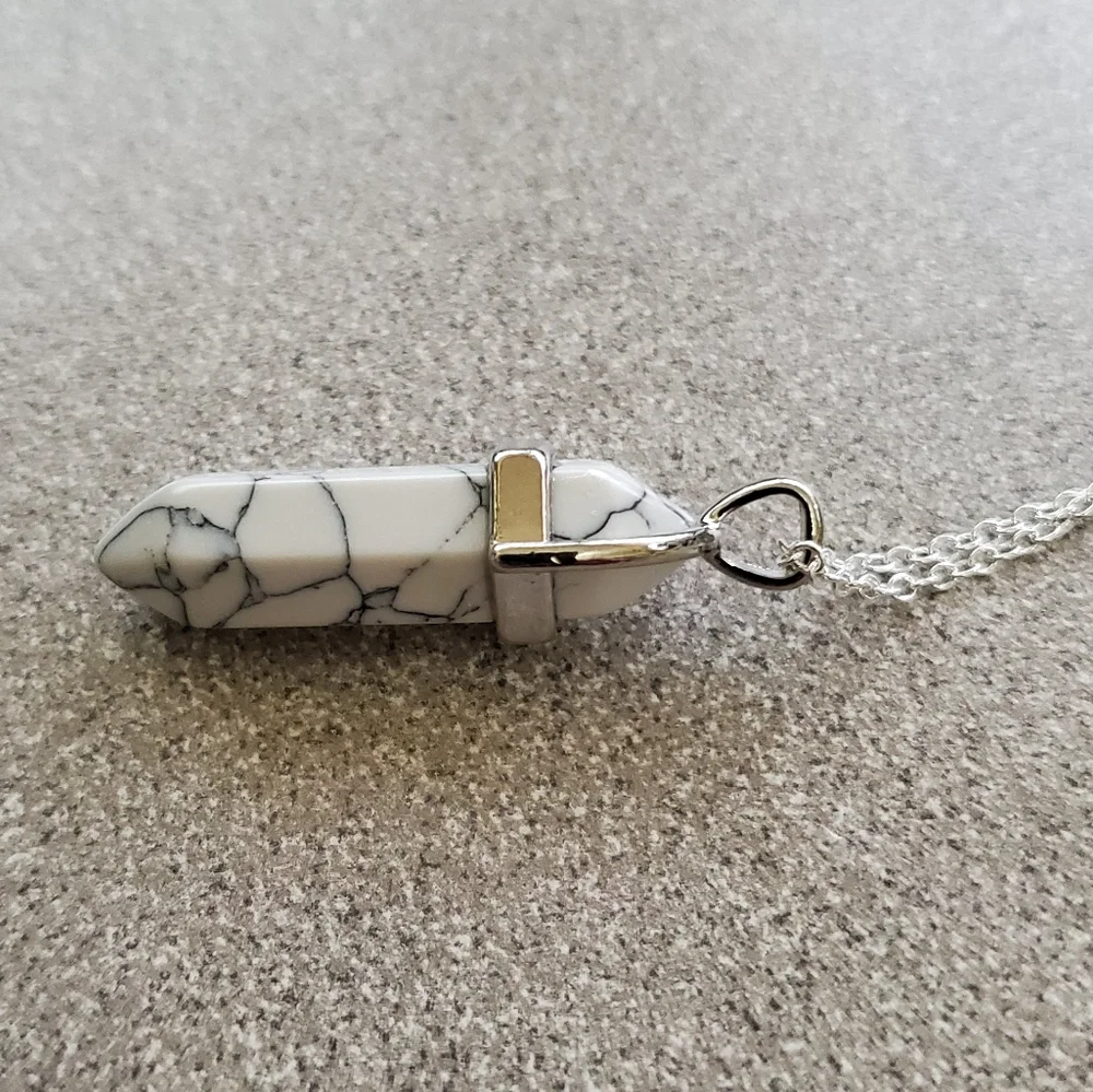 N/A white howlite